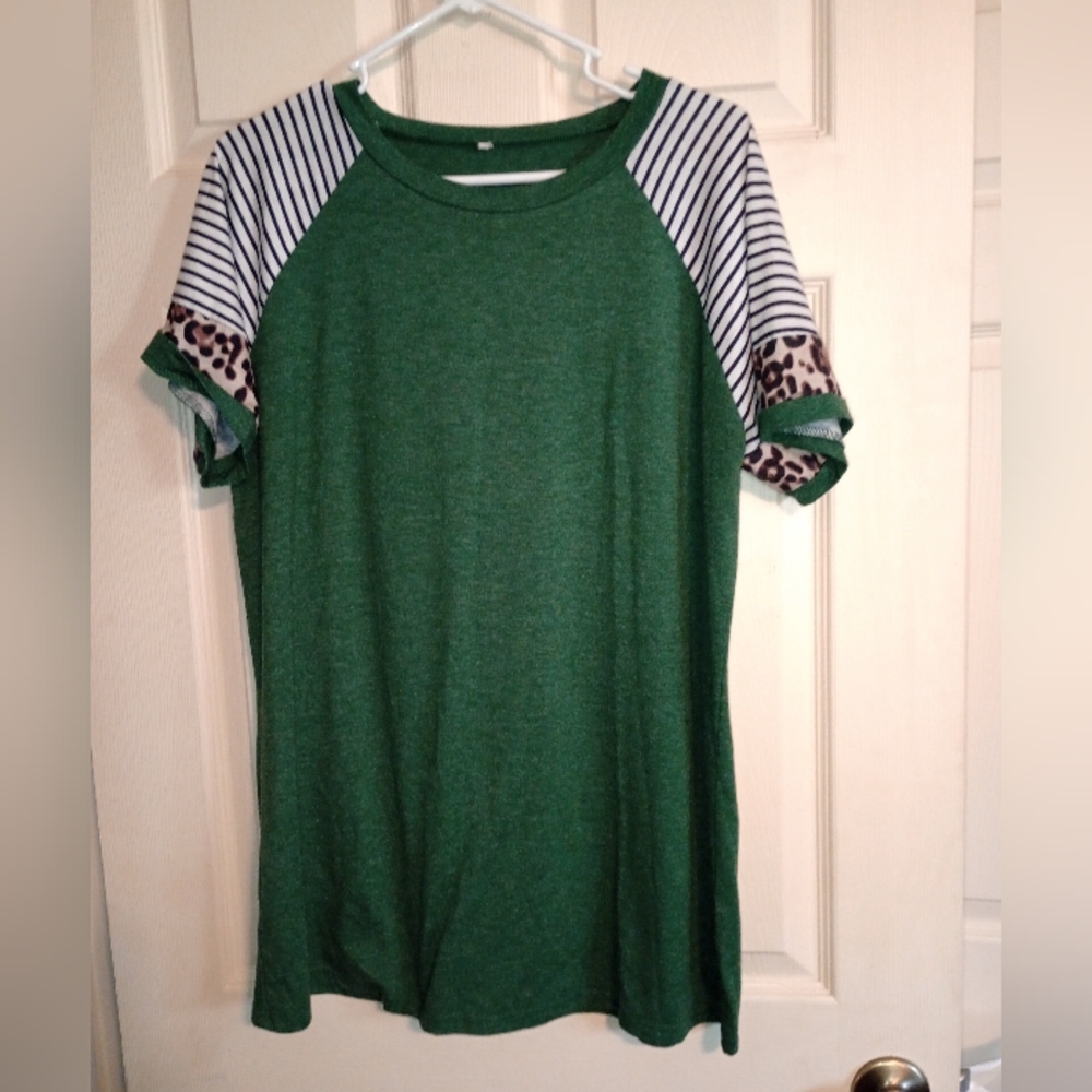 Green Raglan Sleeve Tee with Stripes and Leopard Trim Size Large